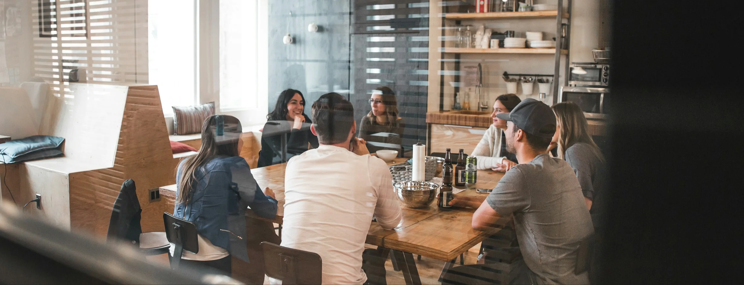 Il team F.technology riunito attorno al tavolo dell’ufficio