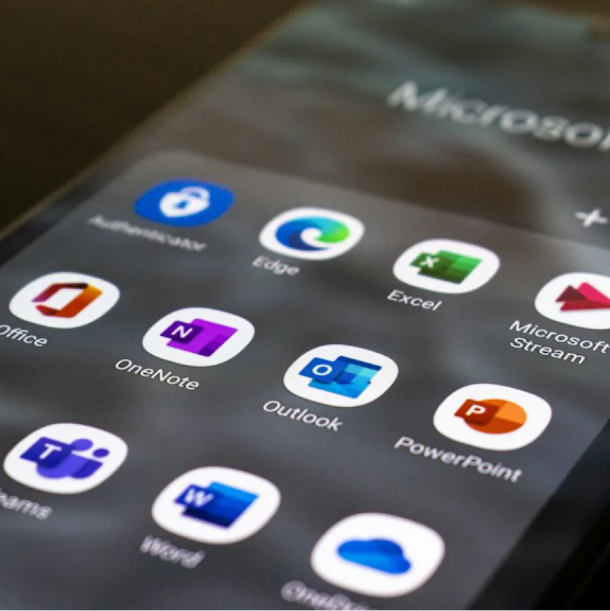 Smartphone con le app Microsoft: Outlook, Word, Excel, PowerPoint, OneNote, Teams
